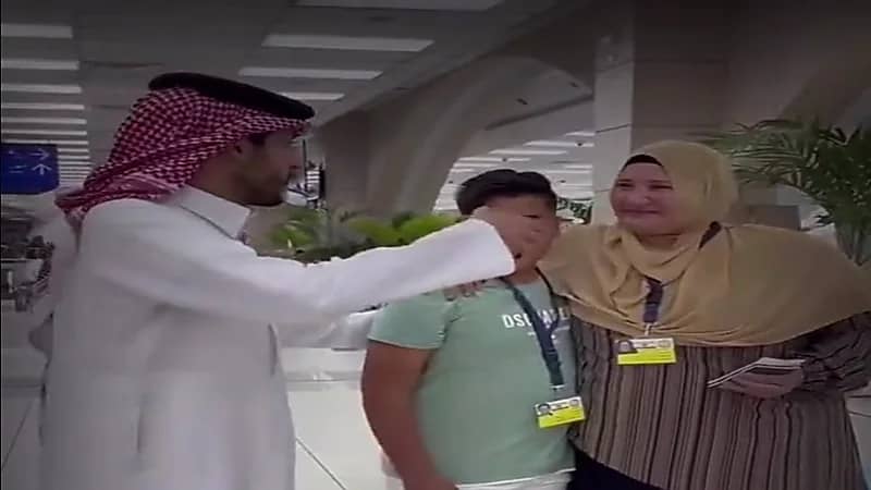 شاهد.. شاب سعودي يُحقق حلم سيدة مصرية بزيارة مكة لأداء عُمرة