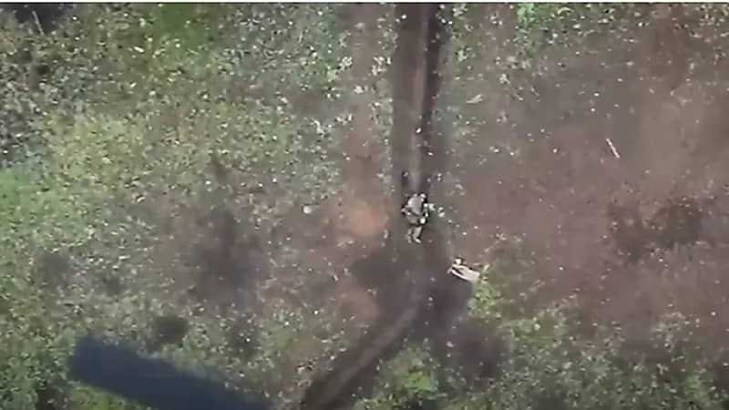 بالفيديو .. جندي روسي ينقذ نفسه من قنابل طائرة درون