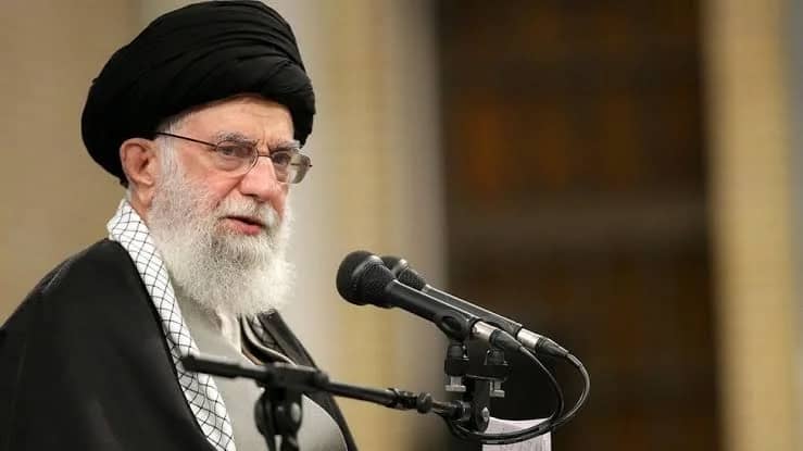 مطالبات بحذف حساب "خامنئي" من تويتر 