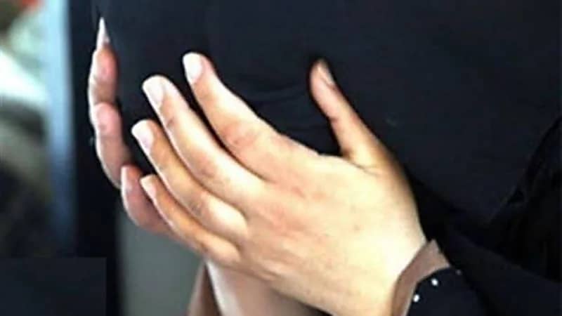 رجل يفقأ عين زوجته لسبب غريب 