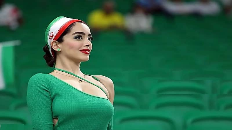 شاهد.. إيرانية بملابس مكشوفة من الخلف تثير الجماهير في مدرجات ملعب الثمامة بقطر 