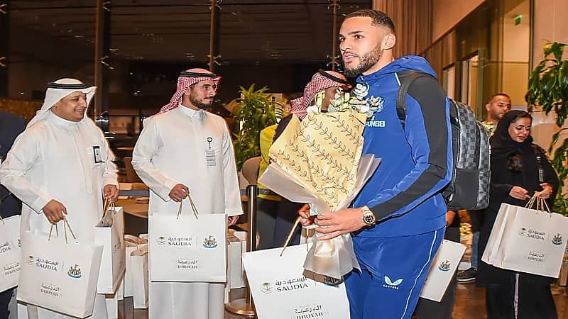 وصول بعثة نيوكاسل إلى الرياض استعداداً لمواجهة الهلال ..صور