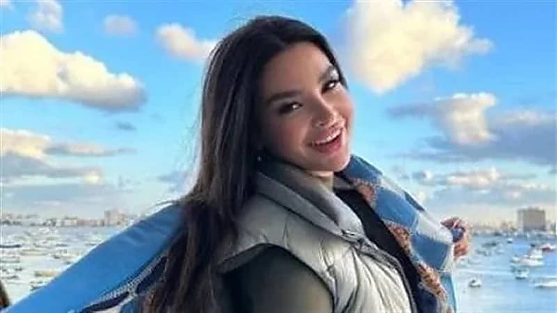 شاهد.. إطلالة محتشمة من أمام البحر لـ جوهرة