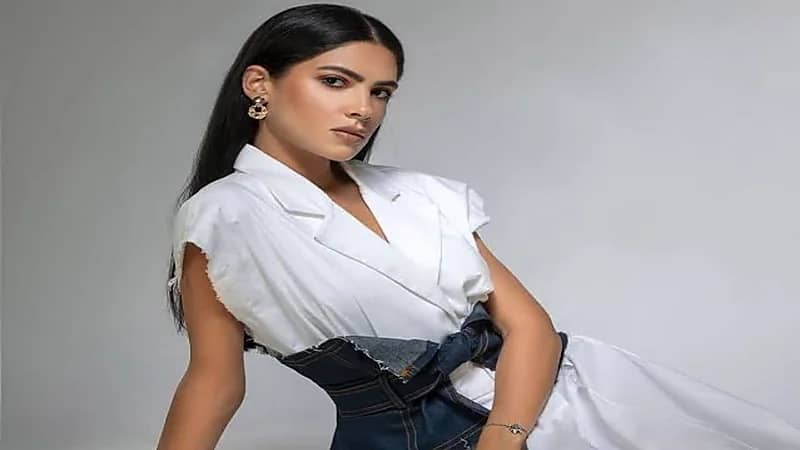 شاهد.. هدى المفتي تخطف الأنظار بفستان مثير 