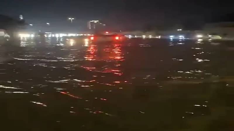 شاهد.. لحظة هطول أمطار غزيرة على جدة