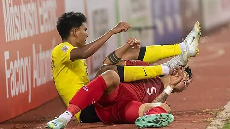 شاهد.. حكم يقع في خطأ فادح بعد احتساب ركلة جزاء غريبة 