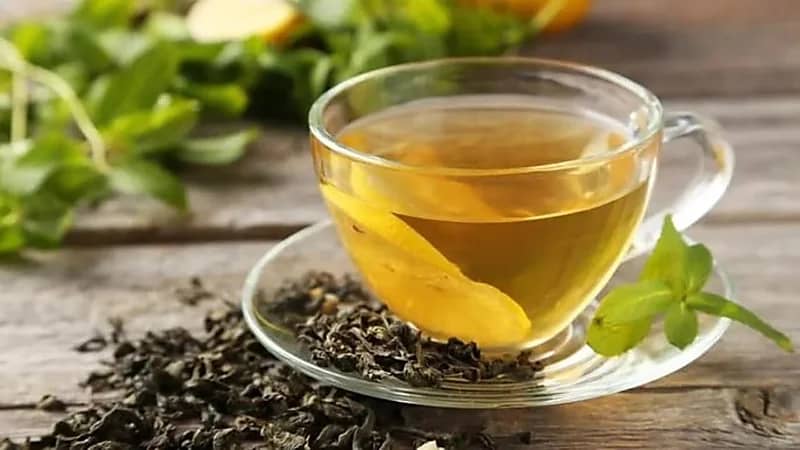 هل الشاي الأخضر يحرق دهون الجسم؟.. استشاري يجيب 