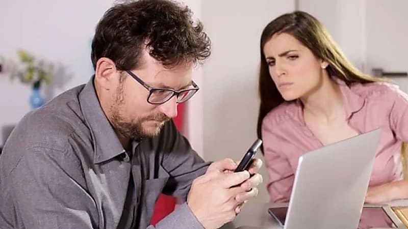 أخصائي: حذف الرسائل من الجوال حتى لا يراها شريك الحياة يعتبر خيانة