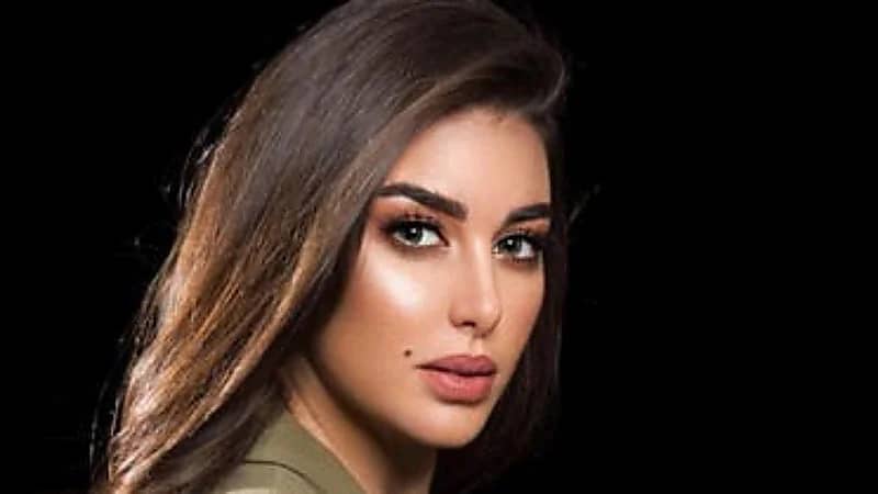 ياسمين صبري بإطلالة كاجوال وسط الغابة