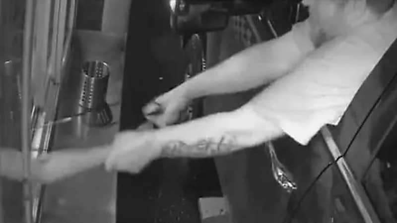 شاهد.. رجل يحاول خطف موظفة بمطعم أثناء شرائه كوب قهوة 