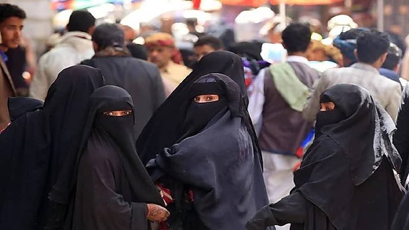 ميليشيا الحوثي تجبر النساء على ارتداء ملابس بأشكال وألوان معينة