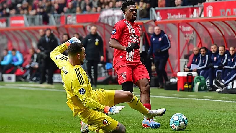 شاهد .. ذكاء حارس فريق هولندي لمنع التهديف في مرماه