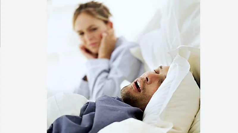 بالفيديو .. 3 أضرار تصيب المرأة بسبب شخير زوجها