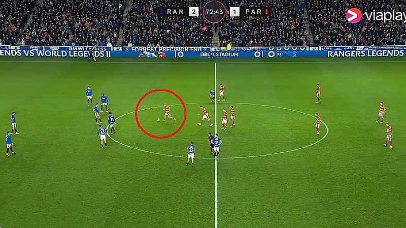 بالفيديو.. مدرب يأمر لاعبيه بفسح المجال للخصم لتسجيل هدف