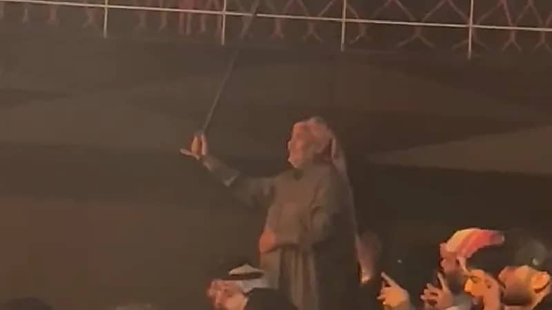 شاهد.. مسن يتفاعل مع العرضة الجنوبية في مسرح إثراء