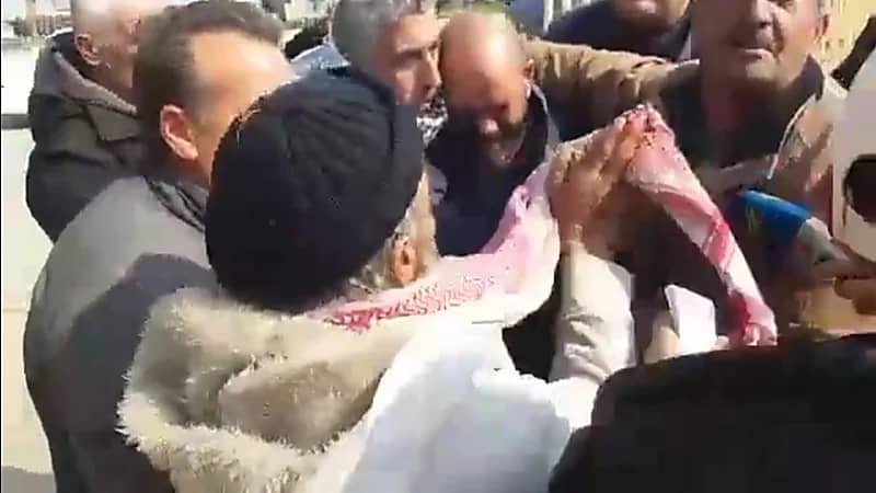 شاهد.. عامل لبناني يحاول إحراق نفسه خلال اعتصام عمال بلدية الميناء