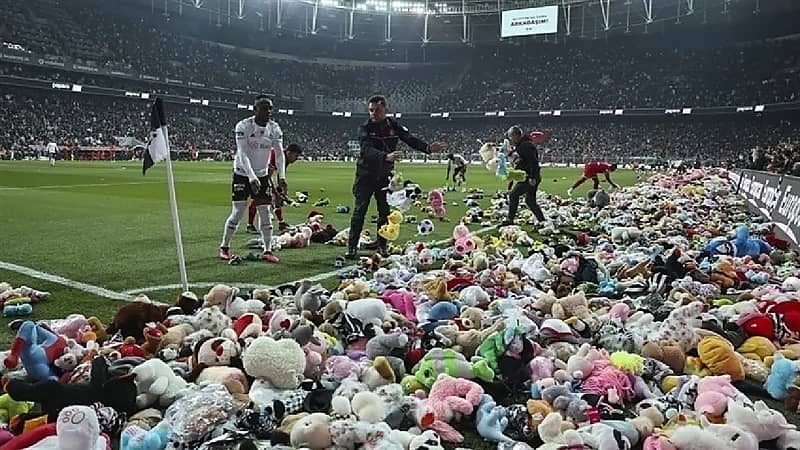 بالفيديو .. جمهور فريق تركي يغرق الملعب بهدايا لأطفال الزلازل
