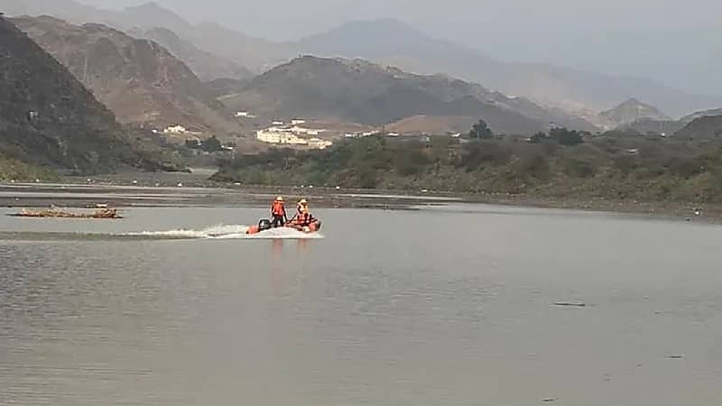 انتشال 3 أطفال جرفتهم السيول لأودية في صبيا والريث