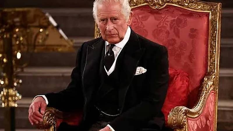 الملك تشارلز الثالث يشتكي من حراسه المزعجين