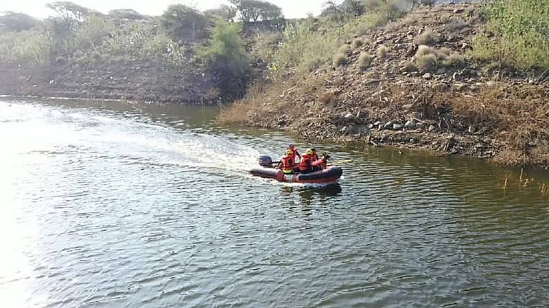 بالصور .. انتشال شخص غرق في مجرى سيل بالريث