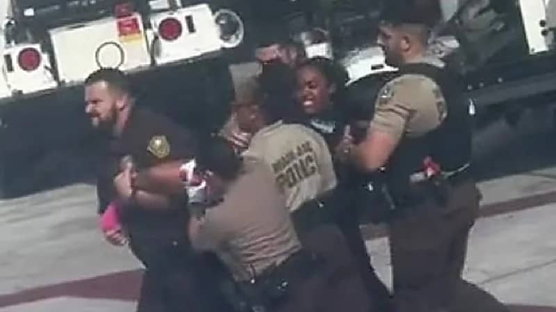 شاهد.. الشرطة الأمريكية تحمل مسافرة وتلقيها خارج الطائرة