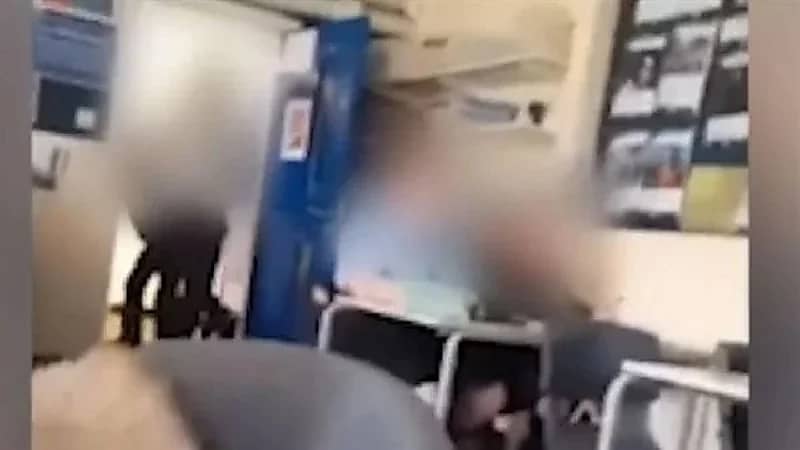 بالفيديو.. معلم يسحل طالباً داخل الفصل
