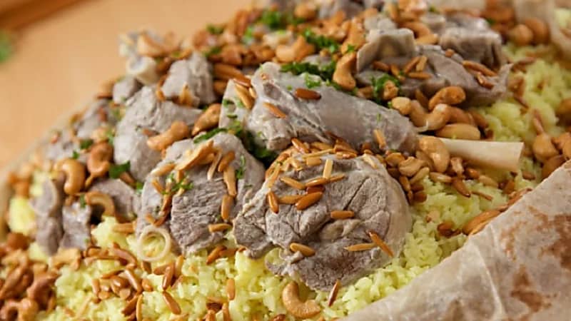 مطعم أردني يبيع "منسف بالأقساط"!