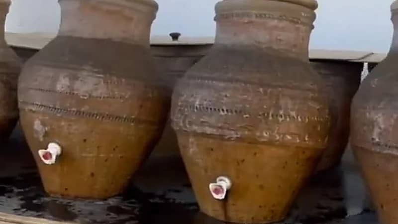 بالفيديو.. قصة وقف مياه في أحد أسواق حائل منذ 45 عاما