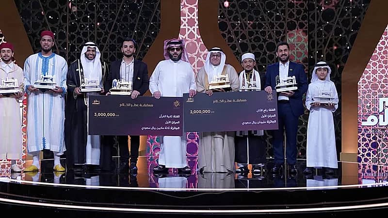 بالصور.. "تركي آل الشيخ" يُكرّم سعودياً وإيرانياً بجوائز "عطر الكلام"