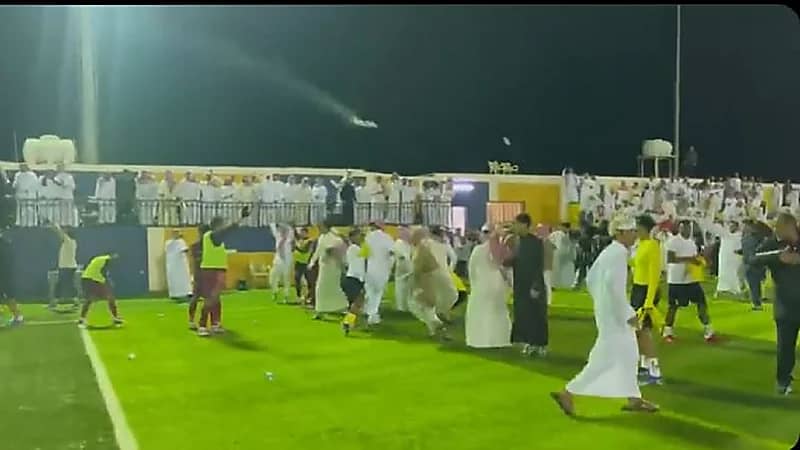 فيديو..جماهير القوس وقلوة يتراشقون بعلب المياه بعد هبوط الثاني