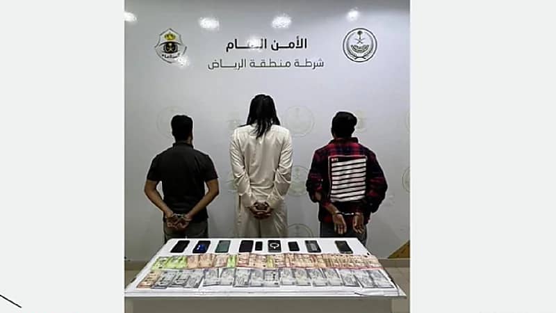 ضبط 3 مخالفين انتحالوا صفة غير صحيحة وسلبوا محال بالرياض