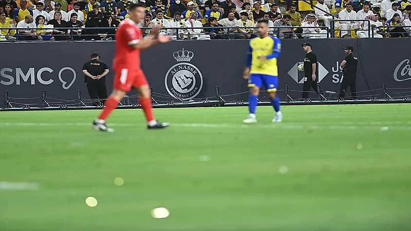 شاهد .. سقوط اللوحات الإعلانية أثناء مباراة النصر والوحدة