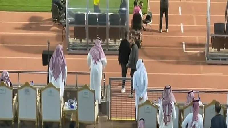 شاهد..لحظة مغادرة مدرب الطائي الملعب احتجاجا على أداء التحكيم