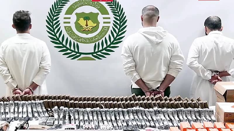 بالفيديو.. القبض على 3 مواطنين لترويجهم مواد مخدرة بمنطقة تبوك