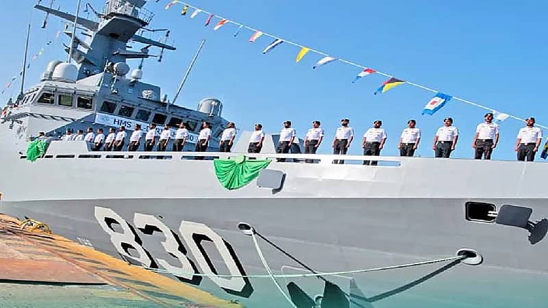 بالفيديو .. طاقم سفينة "الدرعية" يباشر 3 حالات طارئة قادمة من السودان