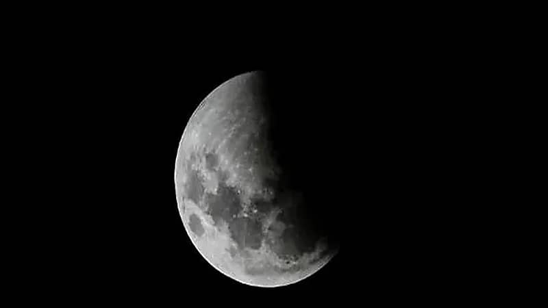 الجمعة..سماء المملكة على موعد مع "خسوف القمر الكاذب"