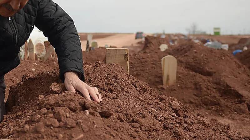 أب أردني يقيم عزاء لابنته رغم بقائها على قيد الحياة