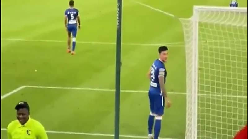 ردة فعل جانغ بعد ترديد جماهير الوحدة : أوراوا أوراوا (فيديو)