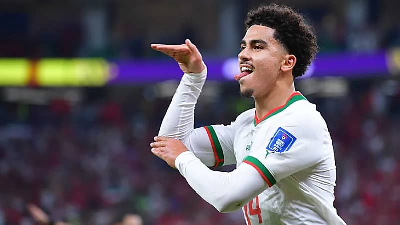 مهاجم المغرب يوضح حقيقة الاشتباك مع مسؤولة فرنسية