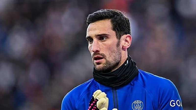 إصابة خطرة لحارس مرمى بسبب حصان