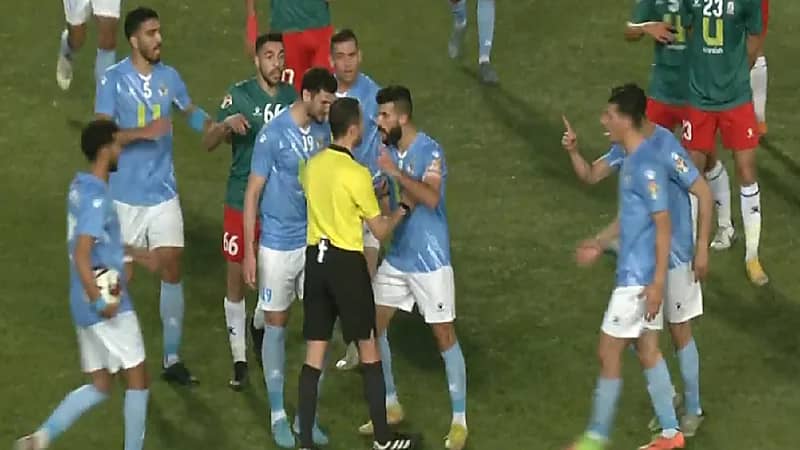 إيقاف مباراة كرة قدم في فلسطين بسبب أعمال شغب (فيديو)