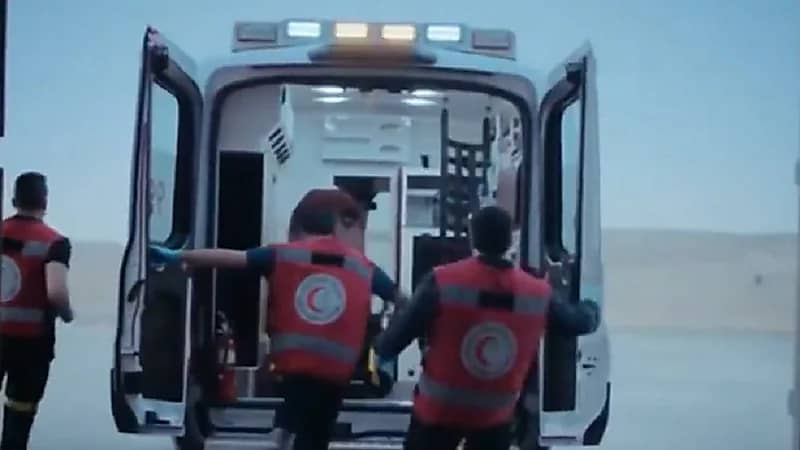 مسعف يتفاجأ بأخيه متوفى في حادث أثناء مباشرة عمله (فيديو)