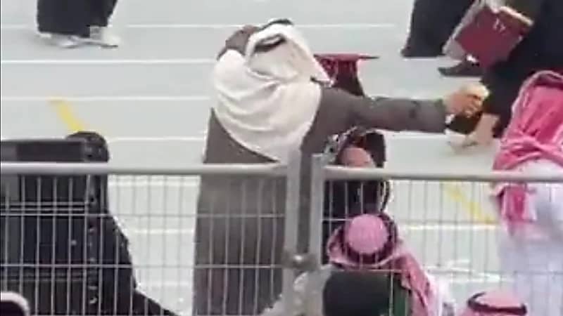 مشهد مؤثر لفرحة الأب وابنته بالتخرج.. فيديو