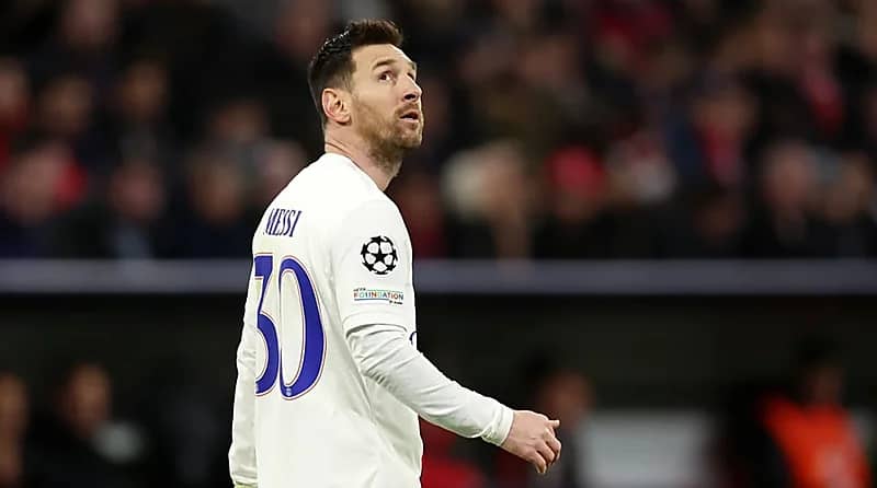 رجل أعمال يقدم بشت حساوي هدية لميسي