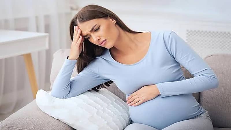 استشارية تكشف الفرق بين الحمل داخل الرحم أو خارجه في أول الحمل