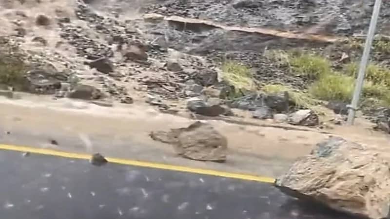 شاهد.. سقوط صخور على طريق الشفا بـالطائف 