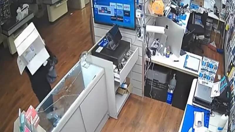 لص يقتحم متجر جوالات ويسرق 19 جهاز آيفون ..فيديو 