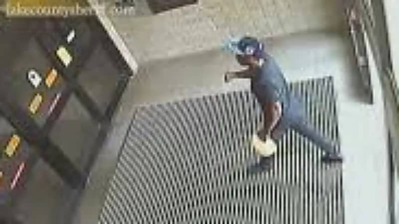 مجهول يضرم النار في سجن أمريكي ويفر هارباً - فيديو