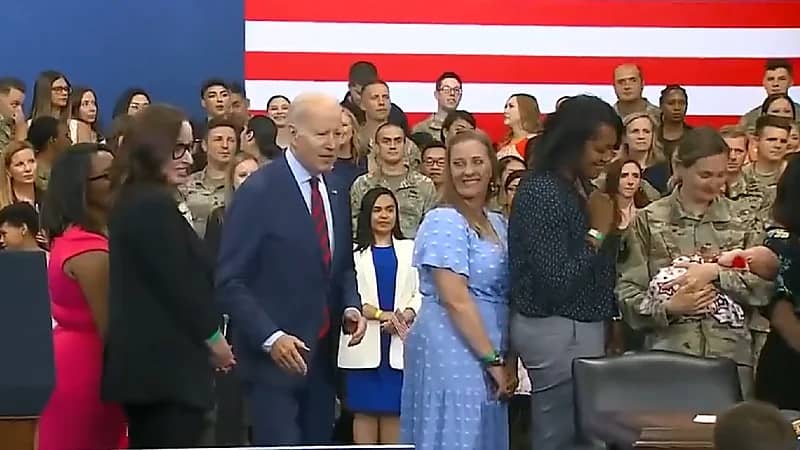 بايدن يثير الجدل من جديد بعد ظهوره تائهاً على المنصة - فيديو