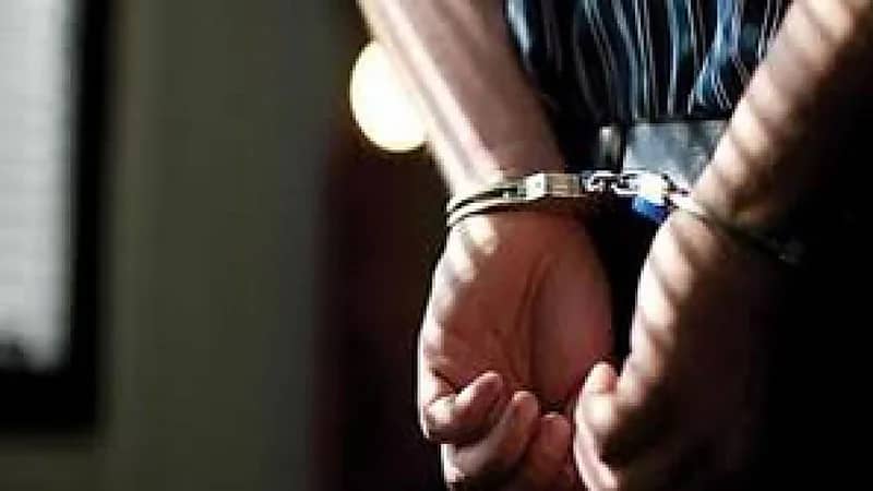 الكشف عن تفاصيل صادمة في اتهام عامل بخطف شاب وتصويره عاريًا